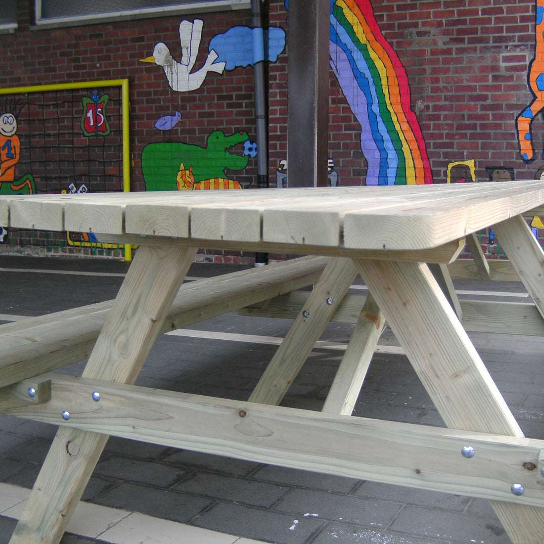 Picknicktafel 180 cm: frame met schuine balk, dwarsbalk en bouten, voor een beschilderde muur