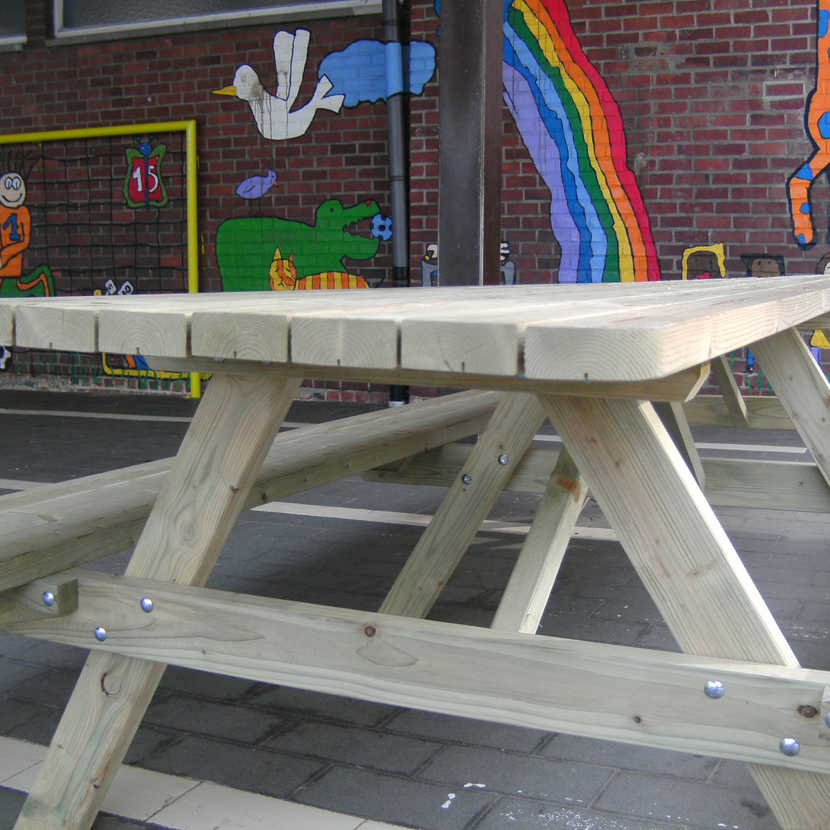 Picknicktafel 180 cm: frame met schuine balk, dwarsbalk en bouten, voor een beschilderde muur