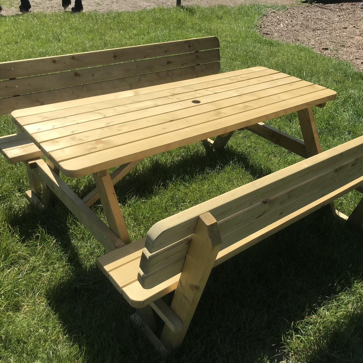 Picknicktafel 180 cm met rugleuningen: de hele tafel op het gras