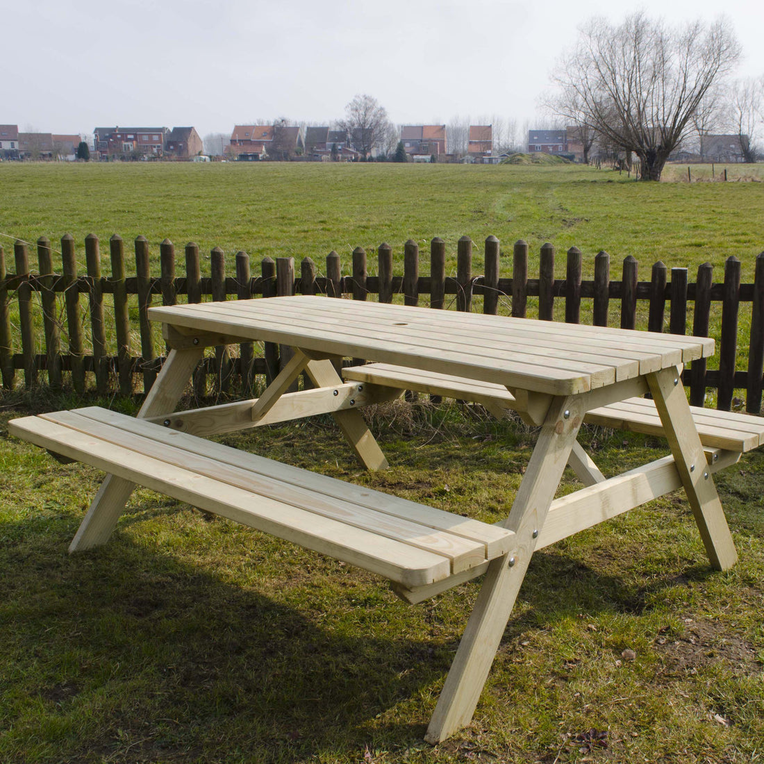 Picknicktafel 180 cm met twee banken, de hele tafel in de tuin