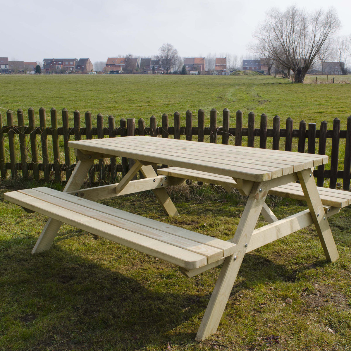 Picknicktafel 180 cm met twee banken, de hele tafel in de tuin