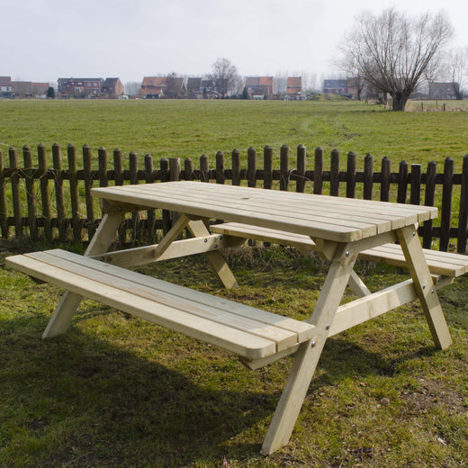 Picknicktafel 180 cm met twee banken, de hele tafel in de tuin
