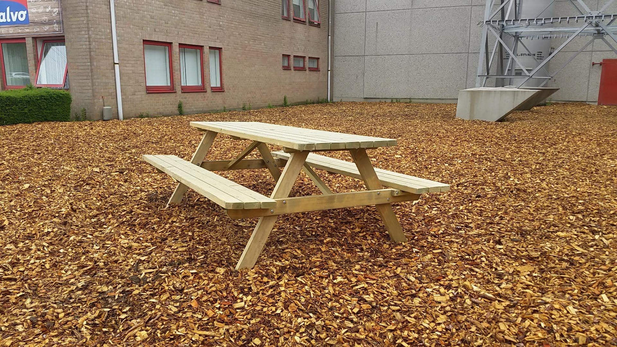 Picknicktafel 240 cm op houtsnippers, gezien vanuit een andere hoek