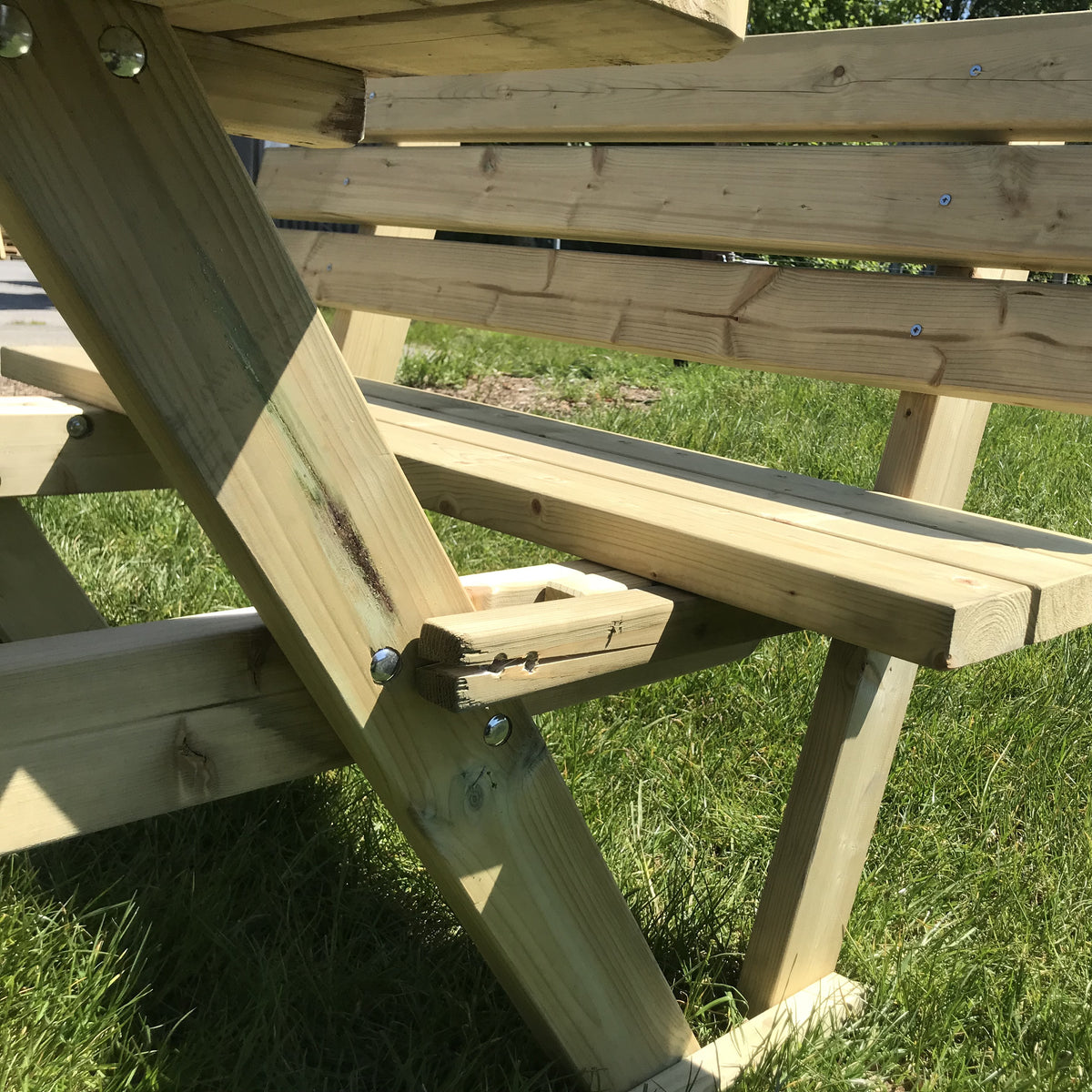 Picknicktafel 240 cm met rugleuningen: detail van de rugleuning en de steun van de zitbank