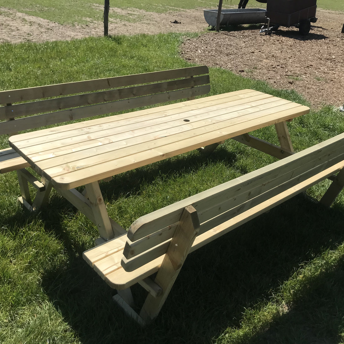 Picknicktafel 240 cm met rugleuningen: de hele tafel met twee banken op het gras