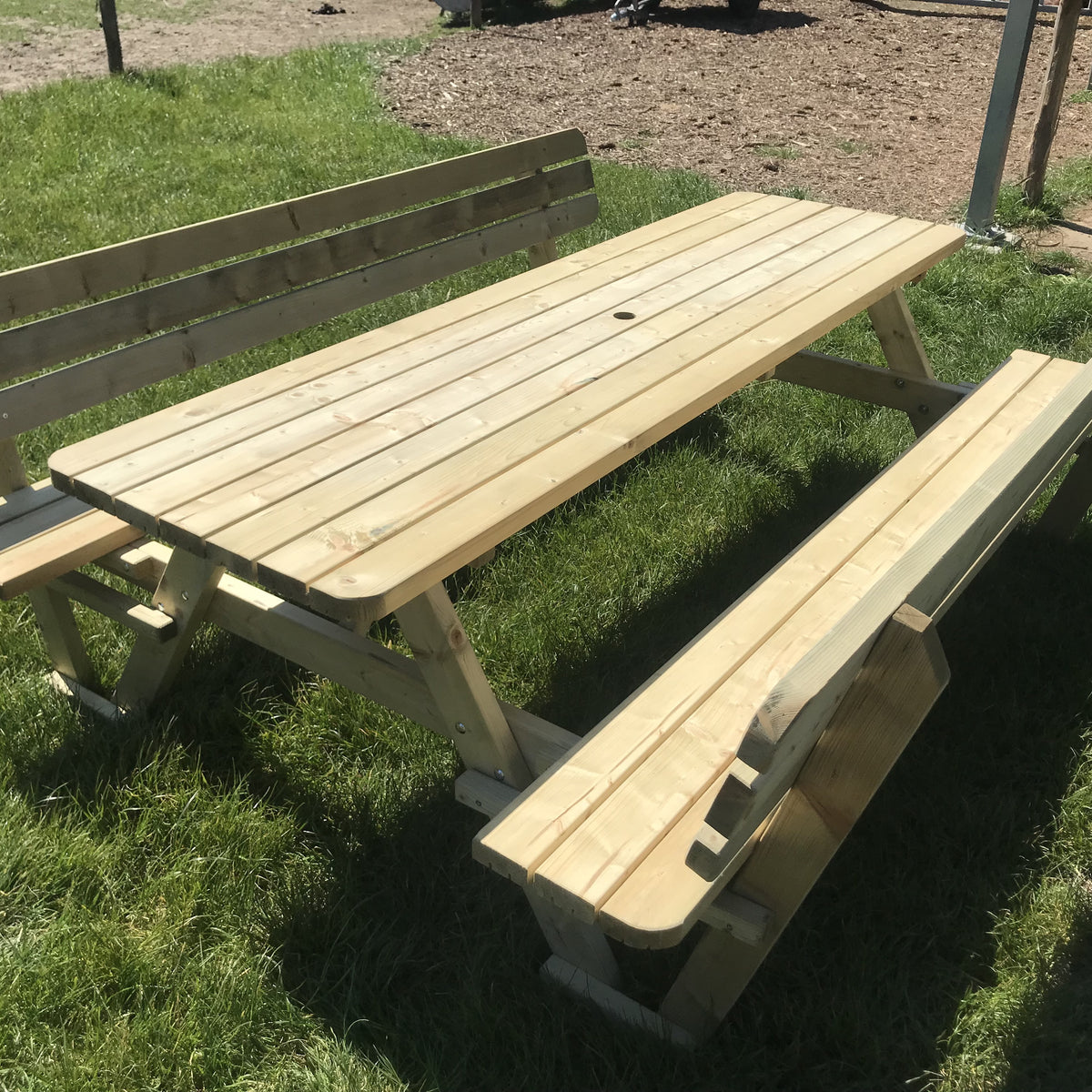 Picknicktafel 240 cm met rugleuningen: schuin van boven, met tafelblad en parasolgat