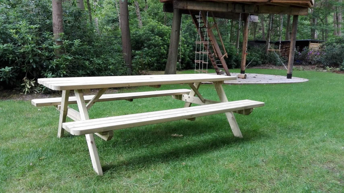 Picknicktafel 240 cm in een tuin met een boomhut op de achtergrond