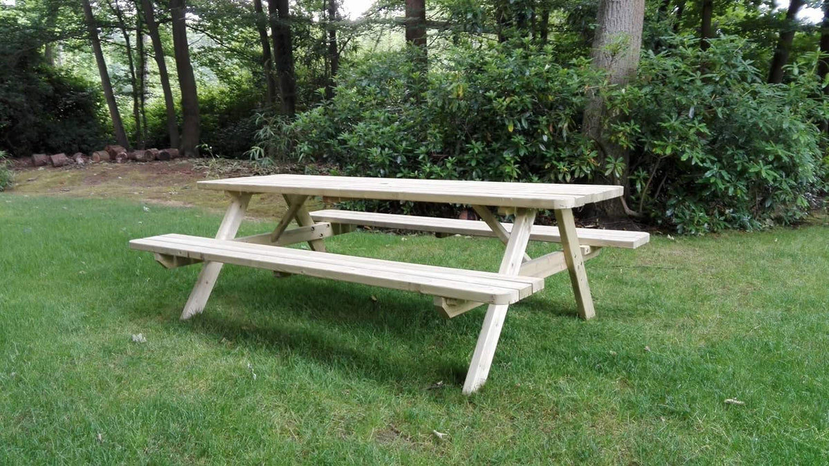 Picknicktafel 240 cm: de tafel op het gras in een tuin