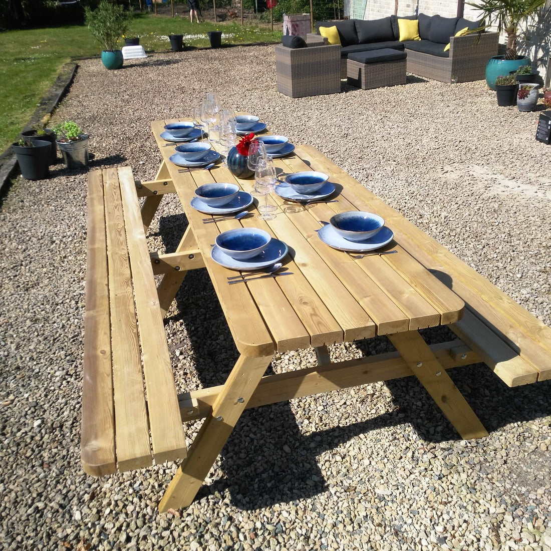 Picknicktafel 300 cm: gedekte tafel op grind