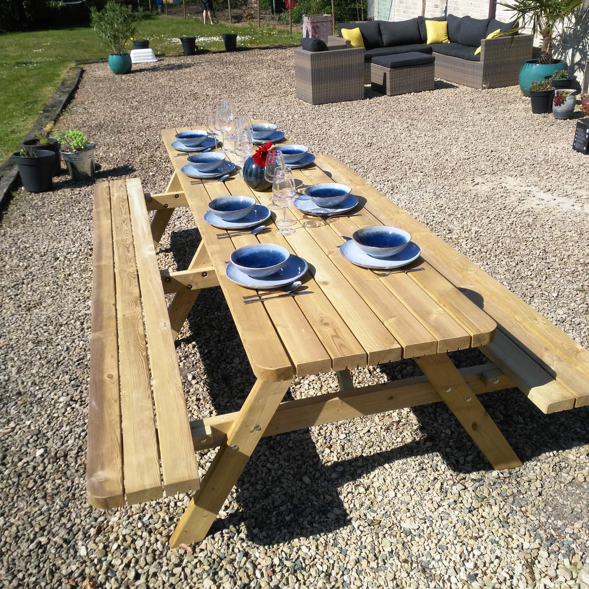 Picknicktafel 300 cm: gedekte tafel op grind