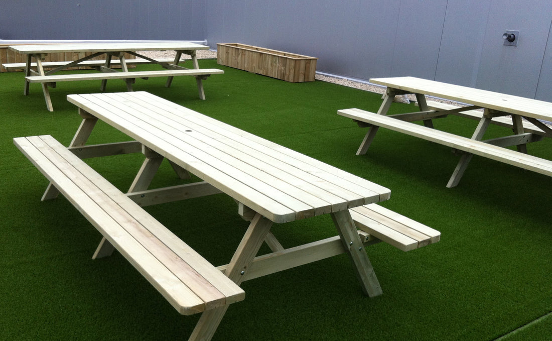 Picknicktafel 300 cm op kunstgras, schuin gezien met nog twee tafels op de achtergrond