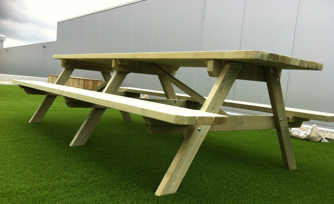 Picknicktafel 300 cm op kunstgras: zijaanzicht van de hele tafel voor een witte muur