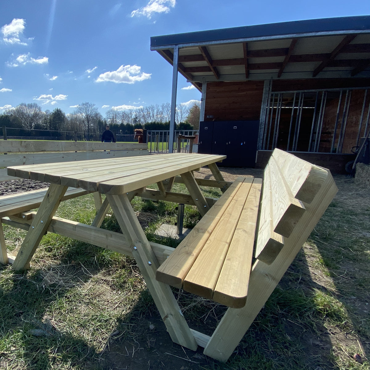 Picknicktafel 300 cm met 2 rugleuningen onder een blauwe lucht