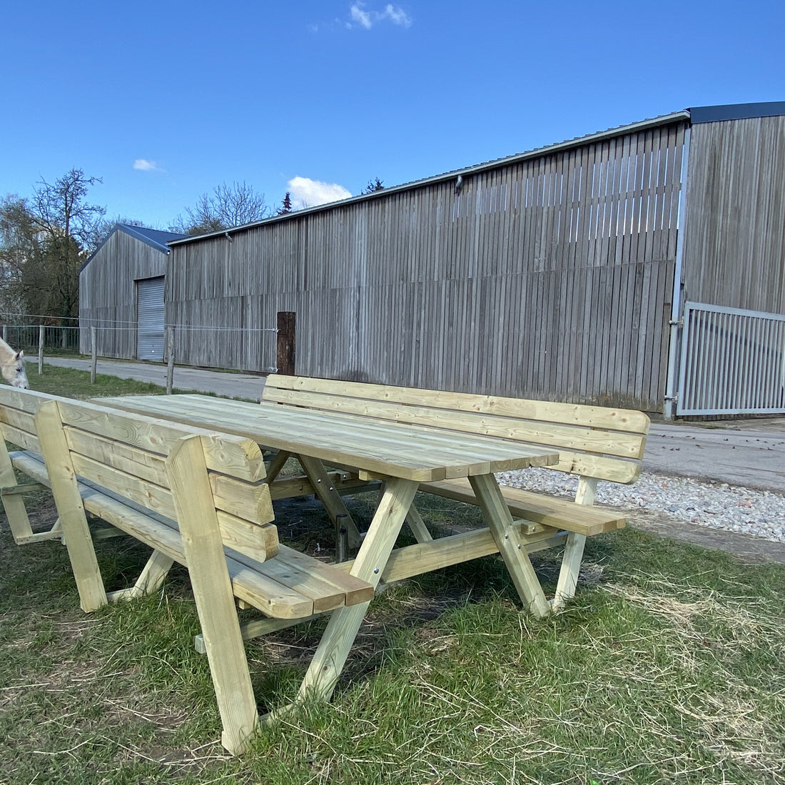 Picknicktafel 300 cm met 2 rugleuningen: de tafel op het gras voor een schuur