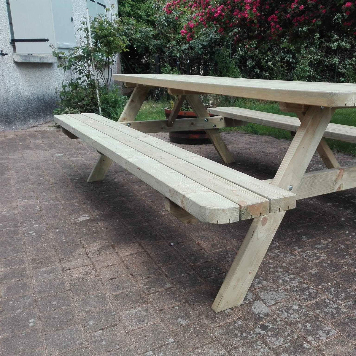 Detail van een royal KING picknicktafel: bank, poot en frame (foto van het 240 cm-model)