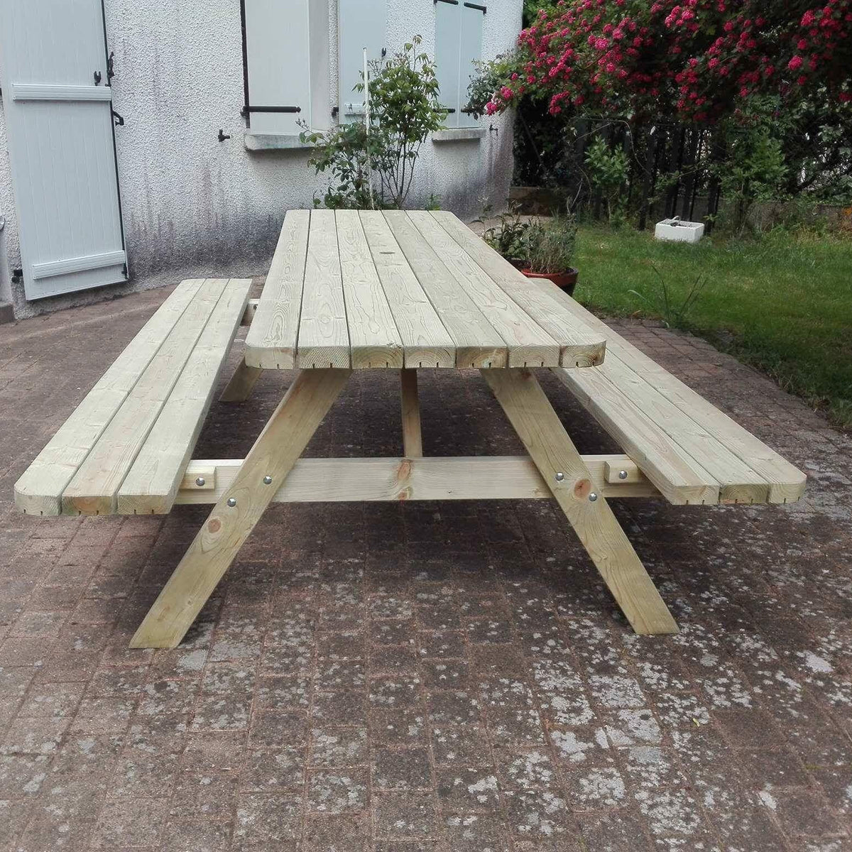 Detail van een royal KING picknicktafel: kopaanzicht met dikke planken (foto van het 240 cm-model)