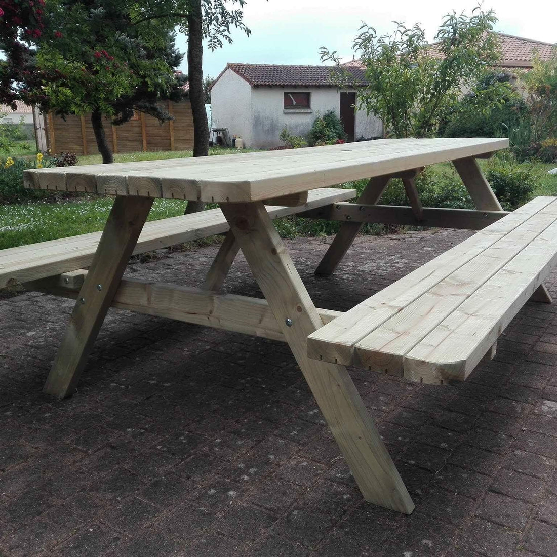 Detail van een royal KING picknicktafel: schuin zij- en bovenaanzicht (foto van het 240 cm-model)