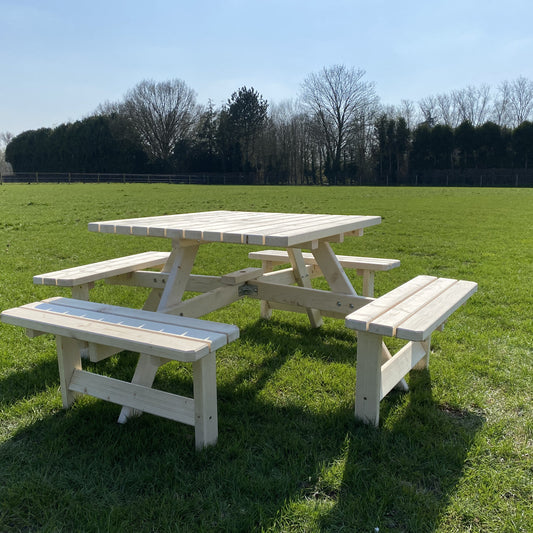 Vierkante picknicktafel 200 x 200 cm, natuur: de hele tafel met vier losse banken op het gras