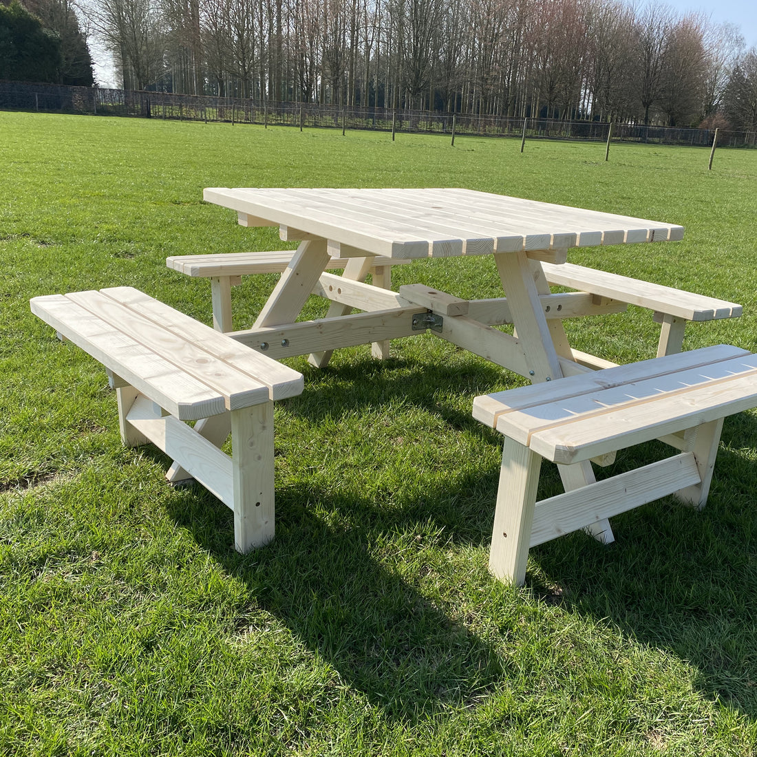 Vierkante picknicktafel 200 x 200 cm, natuur: de hoek van de tafel van boven gezien