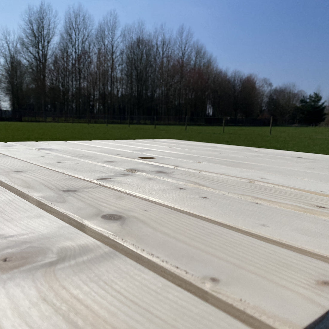 Vierkante picknicktafel 200 x 200 cm, natuur: het tafelblad van dichtbij