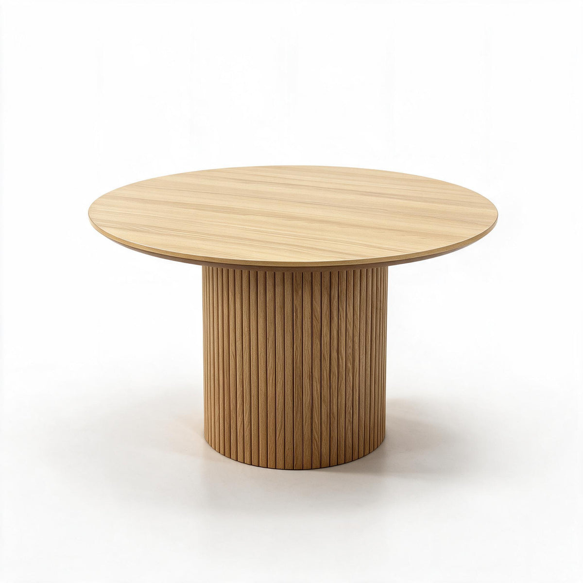 Ronde eettafel met geribbelde trommelvoet in eikenlook, op witte achtergrond