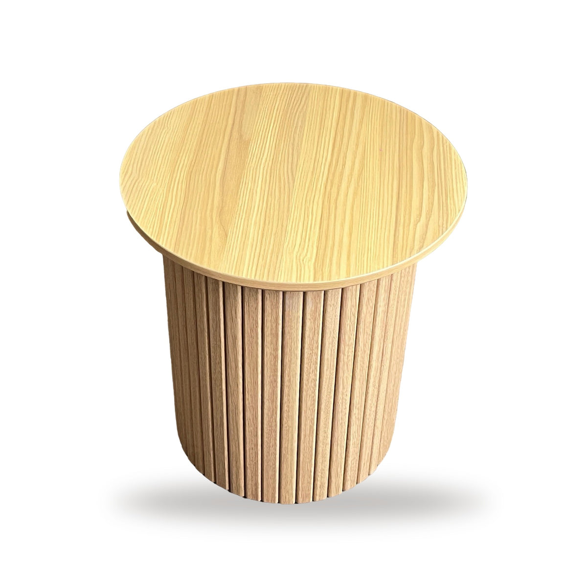 Ronde bijzettafel Ø45 cm met geribbelde trommelvoet, schuin aanzicht op witte achtergrond