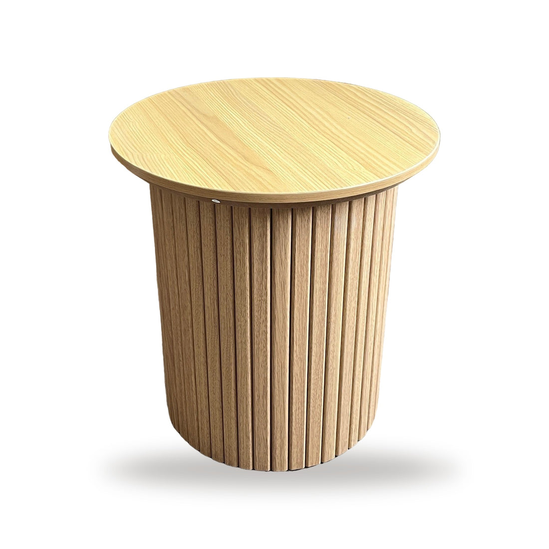 Ronde bijzettafel Ø45 × 48 cm met licht eiken blad en geribbelde trommelvoet, op witte achtergrond