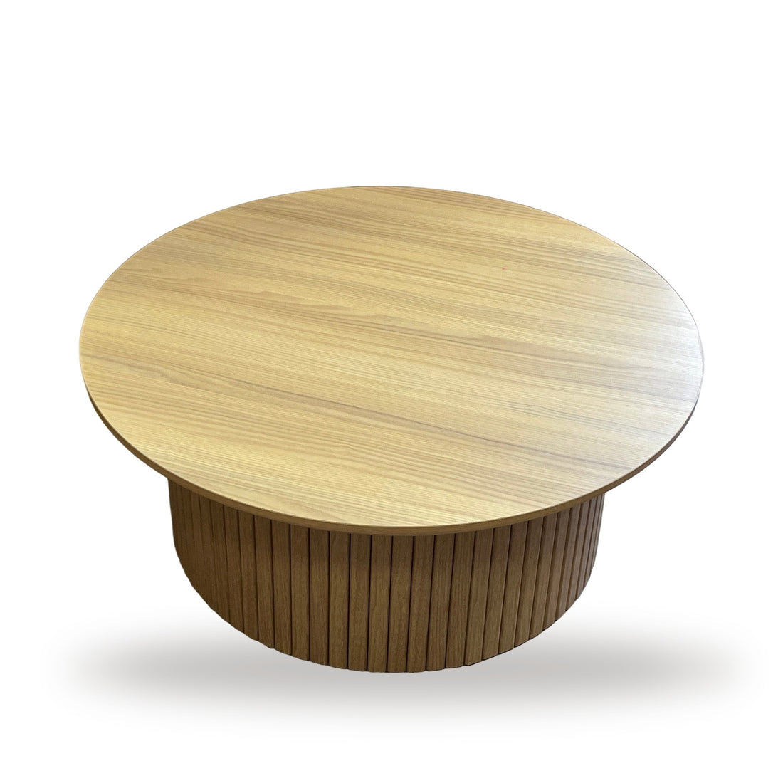 Ronde salontafel Ø80 cm met geribbelde trommelvoet, schuin aanzicht op witte achtergrond