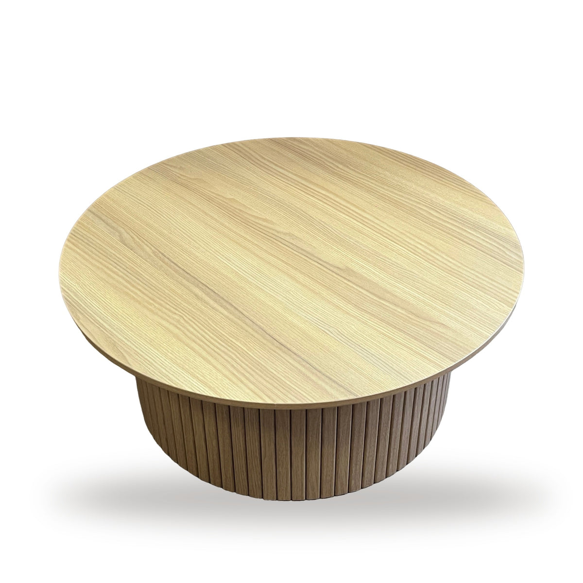 Ronde salontafel Ø80 × 33 cm met licht eiken blad en geribbelde trommelvoet in warmere eikenlook, op witte achtergrond