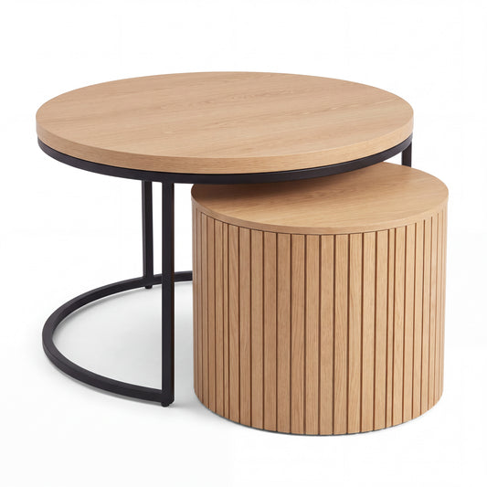 Ronde nesting salontafel set, verbeterd model: tafel Ø60 cm in eikenlook op zwart frame met ribbeltafel Ø42 cm half eronder, op witte achtergrond