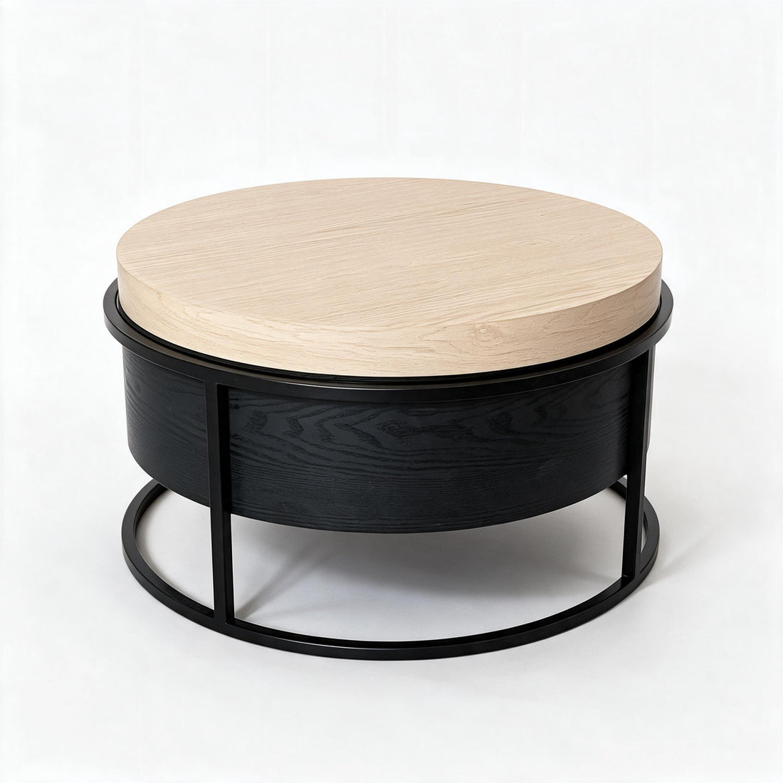 Ronde salontafel, licht eikenlook blad op zwart metalen frame, op witte achtergrond