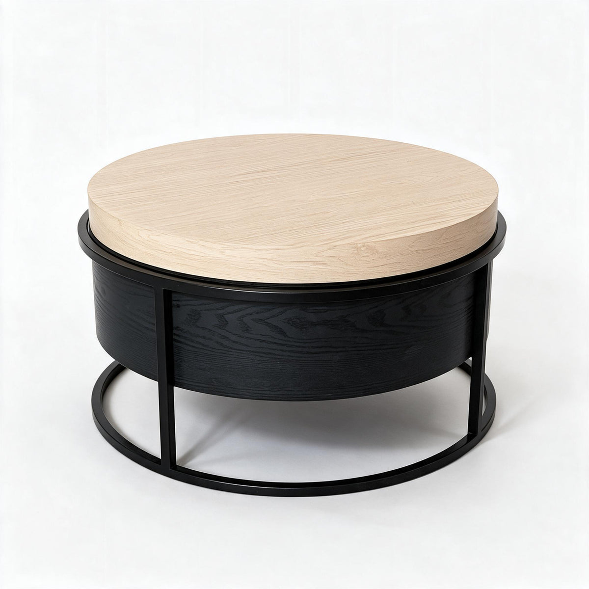 Ronde salontafel, licht eikenlook blad op zwart metalen frame, op witte achtergrond
