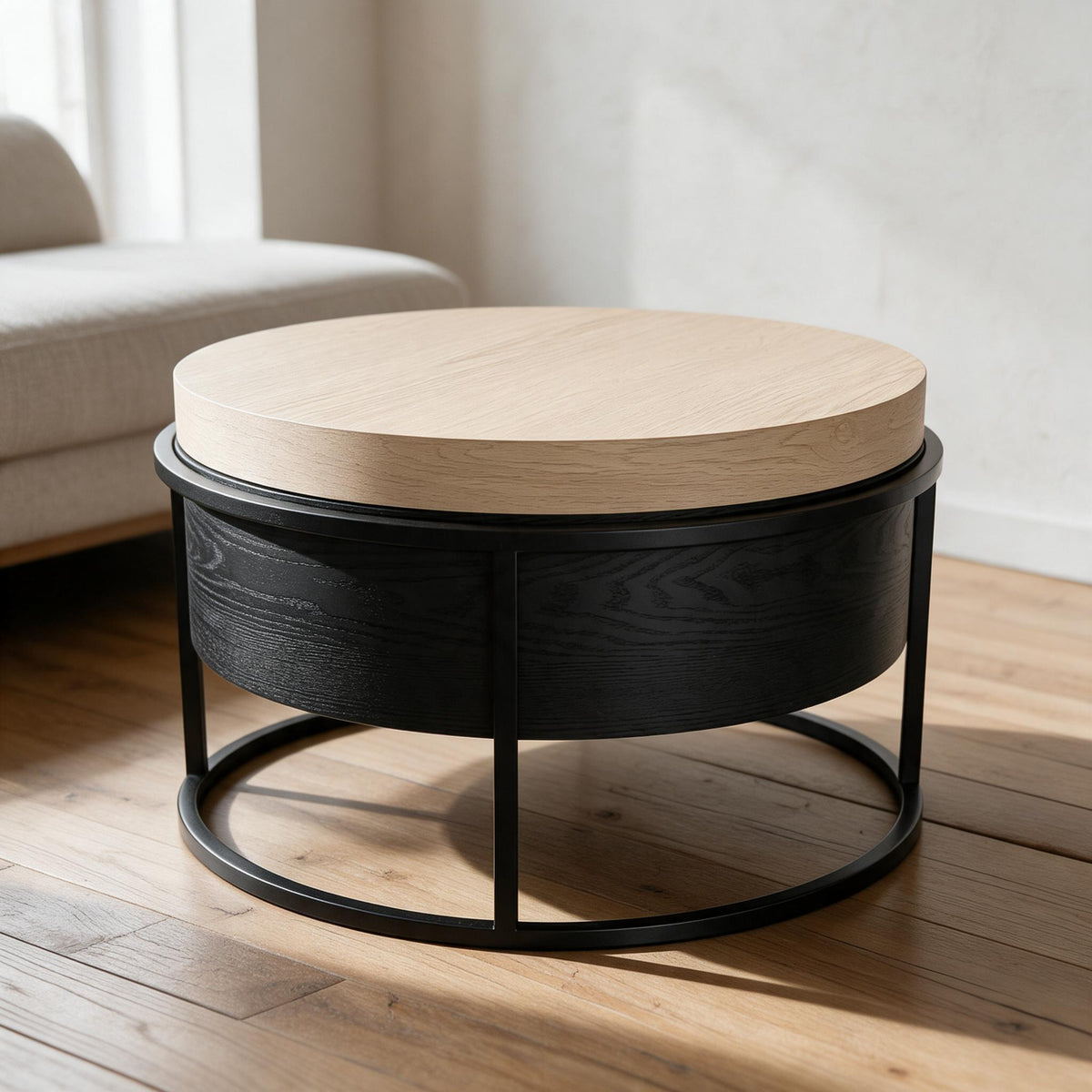 Ronde salontafel met opbergruimte, licht eikenlook blad op zwart metalen frame, in een lichte woonkamer