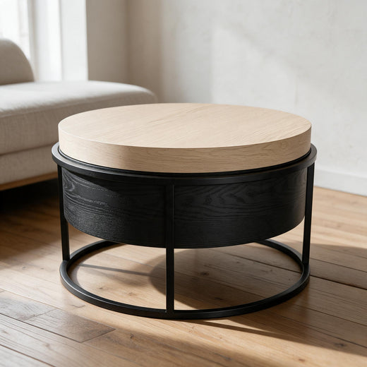 Ronde salontafel met opbergruimte, licht eikenlook blad op zwart metalen frame, in een lichte woonkamer
