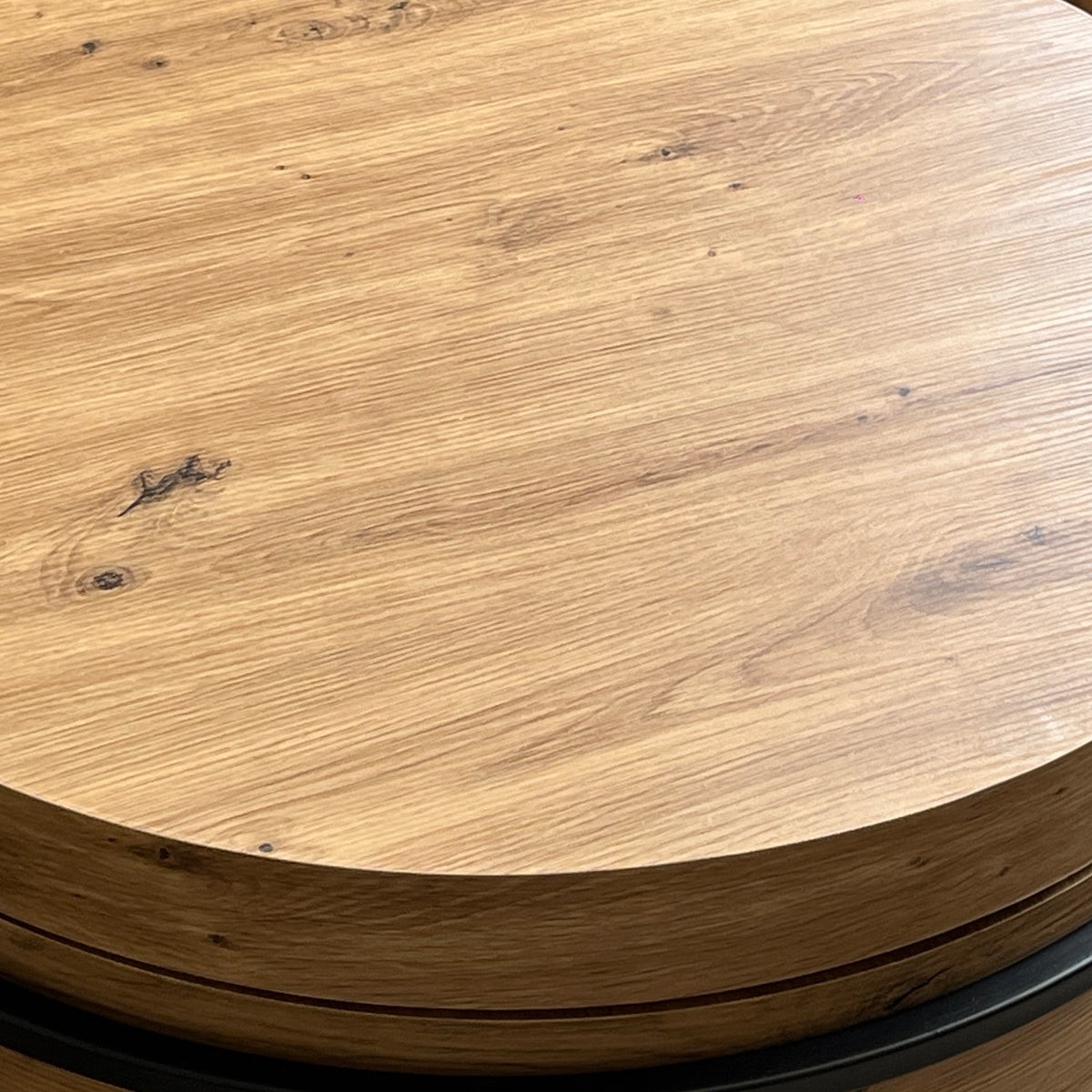 Close-up van het rustiek eikenlook blad met noesten van de ronde salontafel