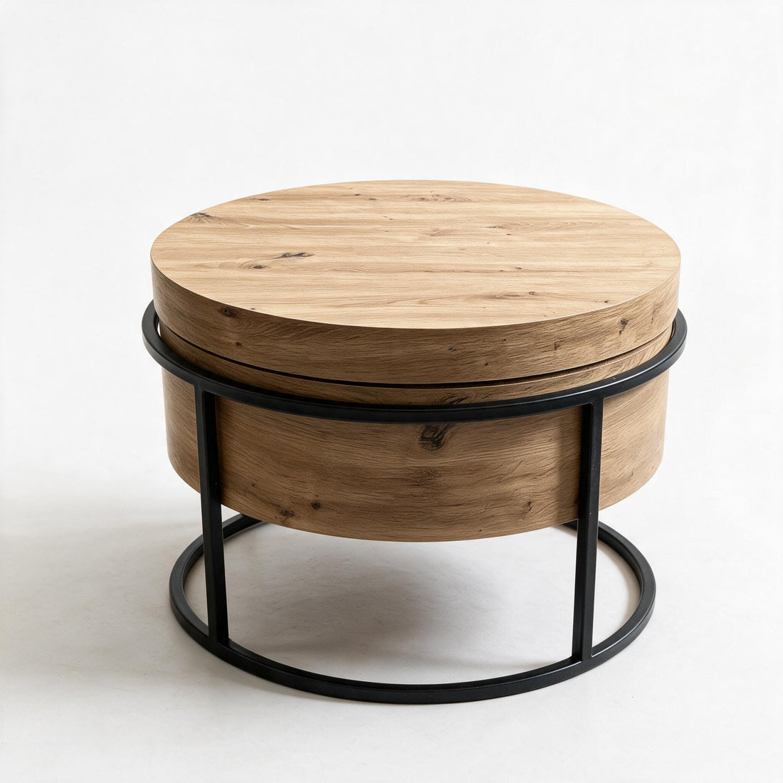 Ronde salontafel in rustiek eikenlook met noesten op zwart metalen frame, op witte achtergrond