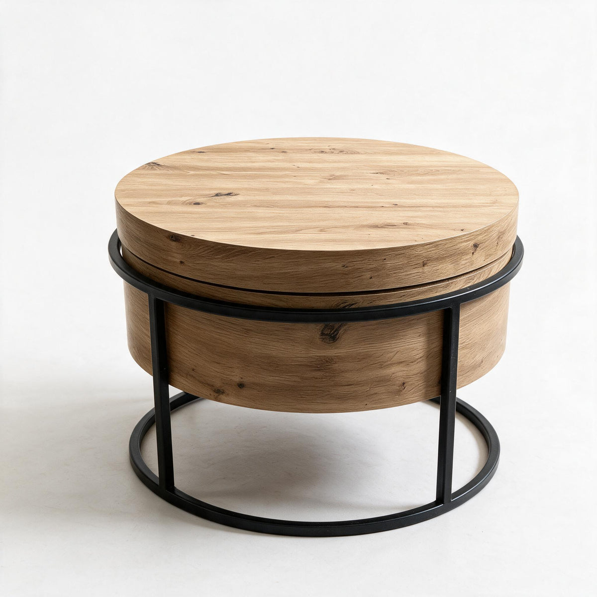 Ronde salontafel in rustiek eikenlook met noesten op zwart metalen frame, op witte achtergrond