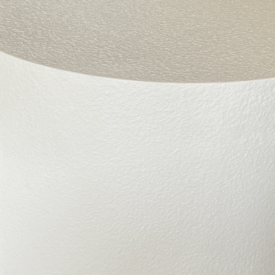 Detail van de fijne, matte structuur op de ronde salontafels