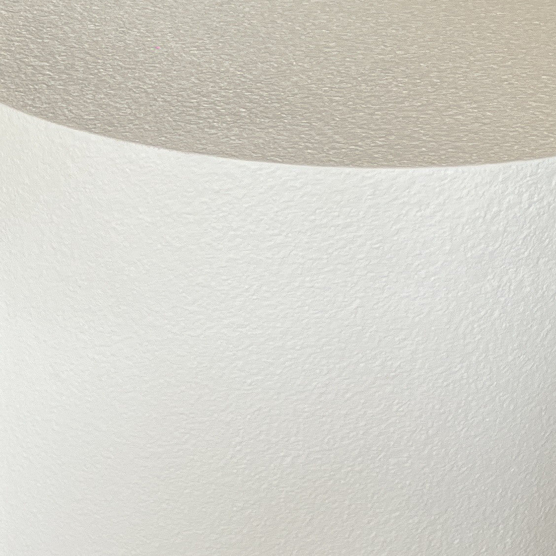 Detail van de fijne, matte structuur op de ronde salontafels