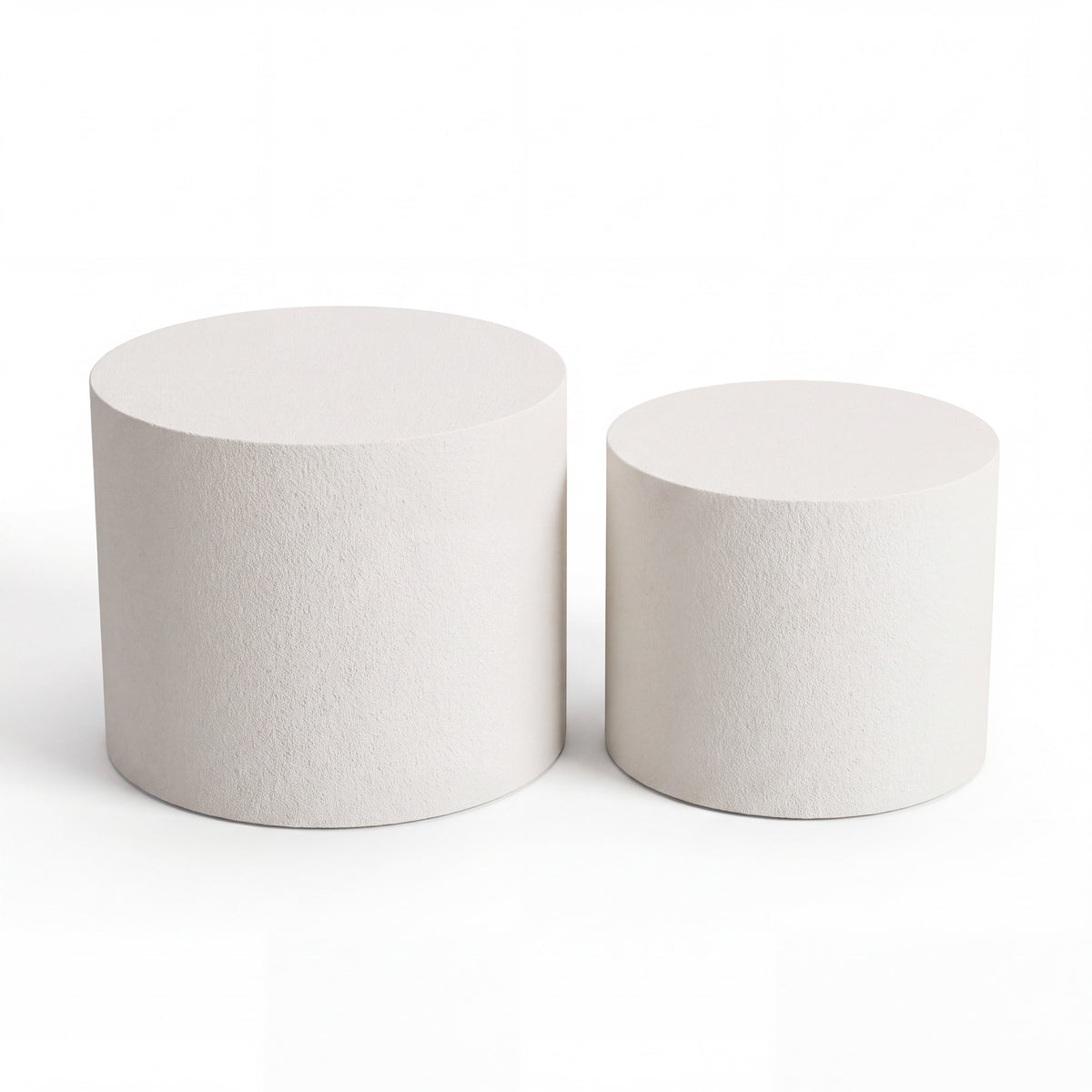 Ronde salontafelset van 2 in gestructureerd gebroken wit, Ø48 × 38 cm en Ø38 × 32 cm, op witte achtergrond