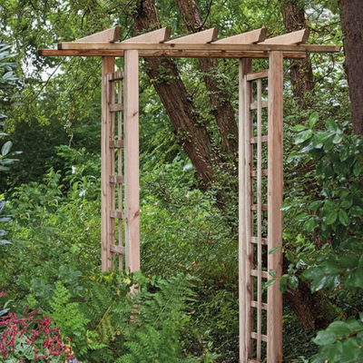 Rozenboog met egale houtafwerking