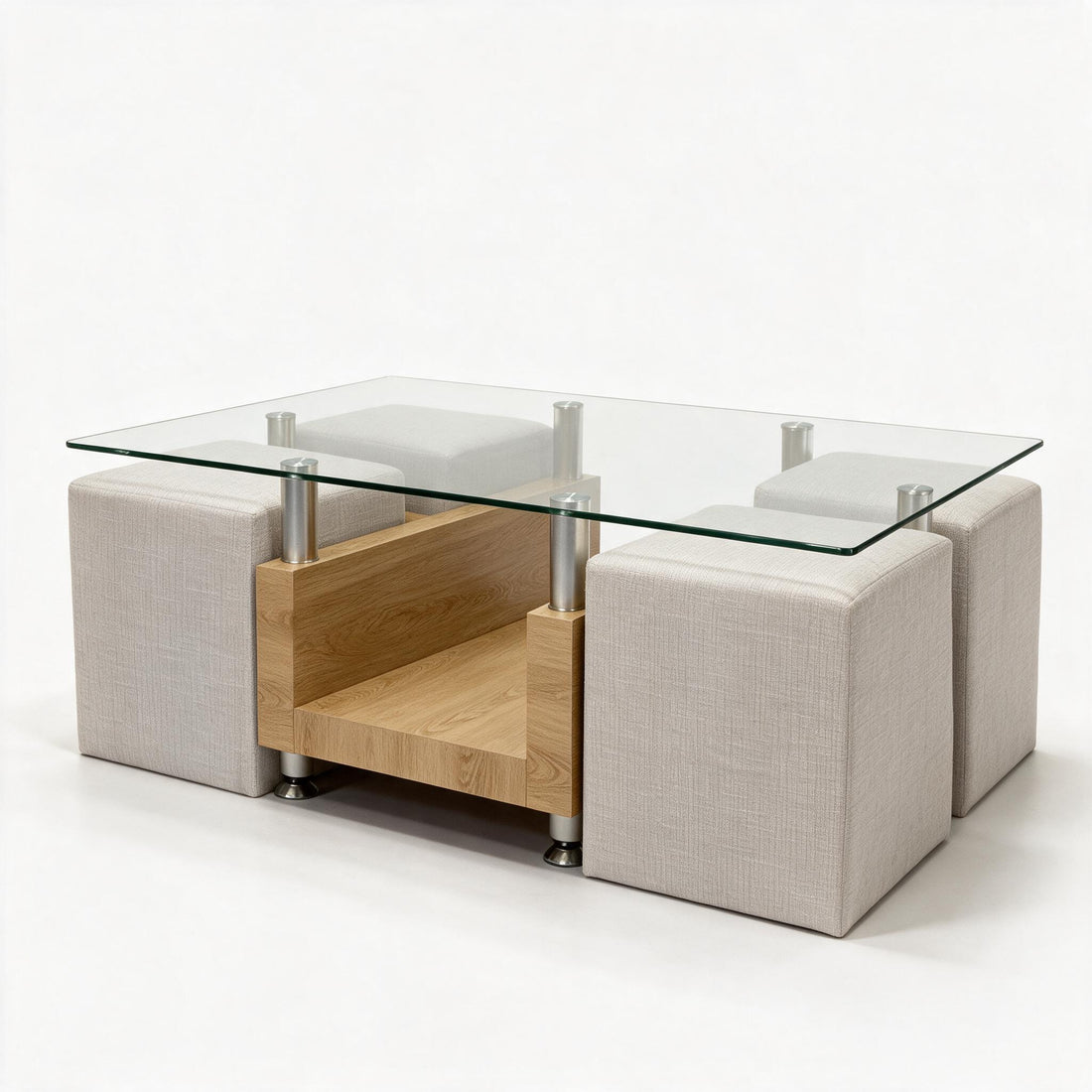 Salontafel met glasblad en vier beige poefs onder het blad, op witte achtergrond