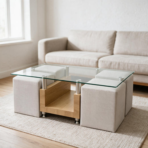Salontafel met glasblad en vier stoffen poefs onder het blad, in een lichte woonkamer voor een zetel