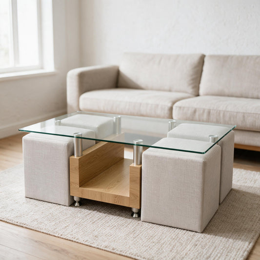 Salontafel met glasblad en vier stoffen poefs onder het blad, in een lichte woonkamer voor een zetel