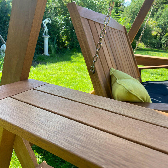 Hartholz-Schaukelbank für zwei Personen mit Kissen und Baldachin – Meranti-Holz, robuste Optik für Garten und Terrasse