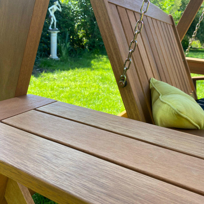 Hartholz-Schaukelbank für zwei Personen mit Kissen und Baldachin – Meranti-Holz, robuste Optik für Garten und Terrasse