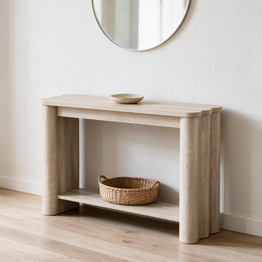 Sidetable met legplank in lichte eikenlook in een hal, met spiegel erboven