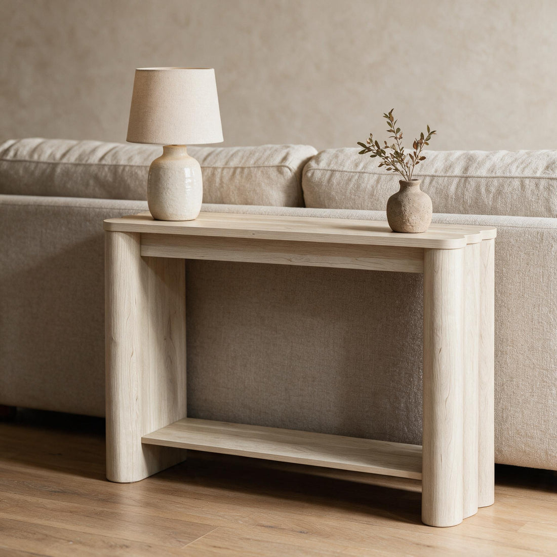 Sidetable met legplank in lichte eikenlook achter een zetel, met lamp en vaas