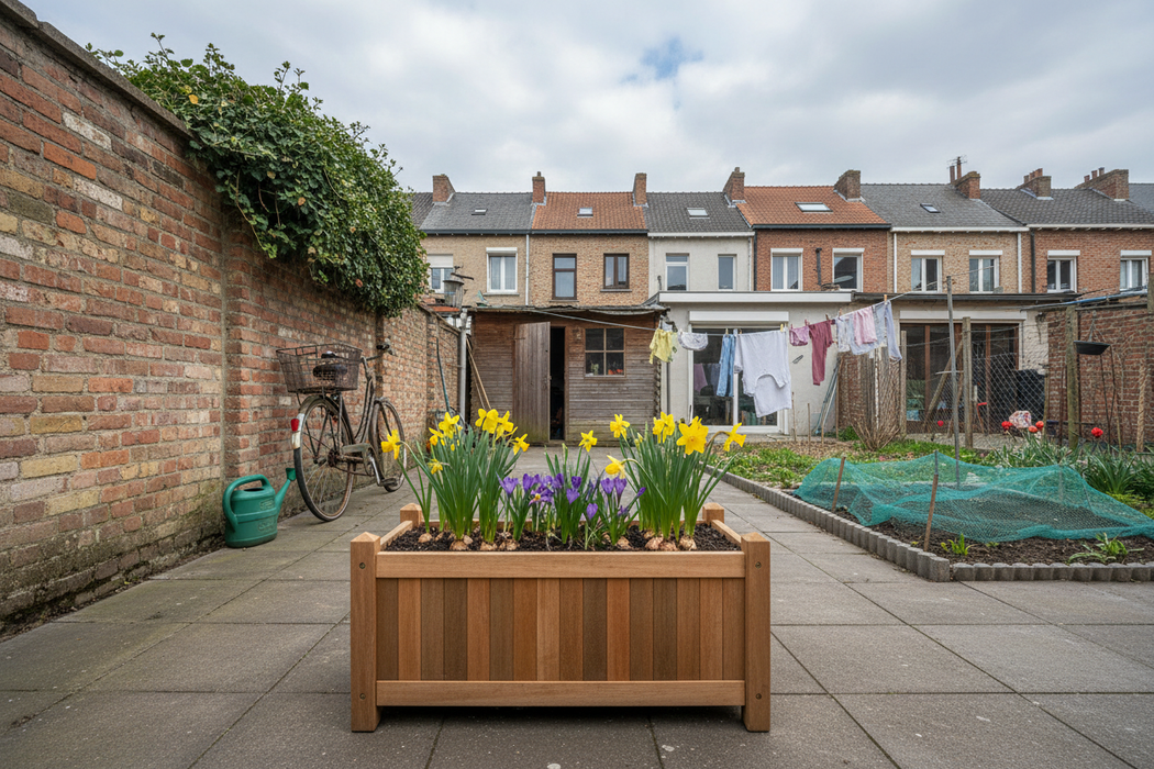 Teak Bloembak Bali in Vlaamse voorjaarstuin