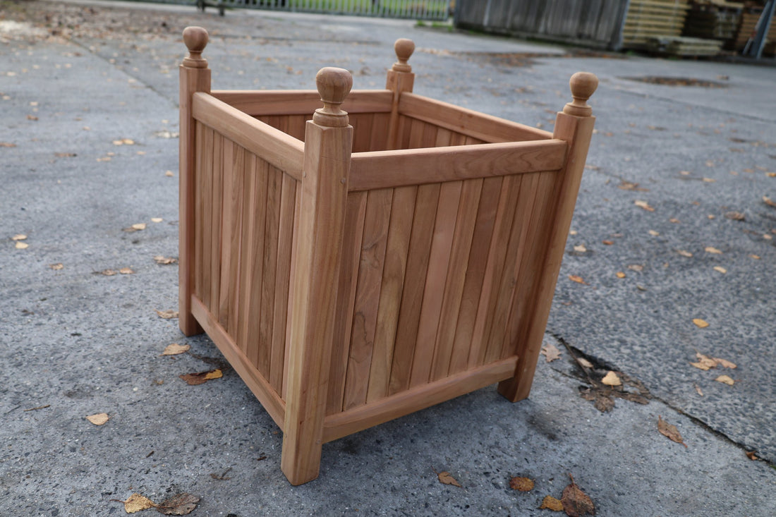 Teak bloembak vierkant groot, 58 × 58 cm, met bolornament